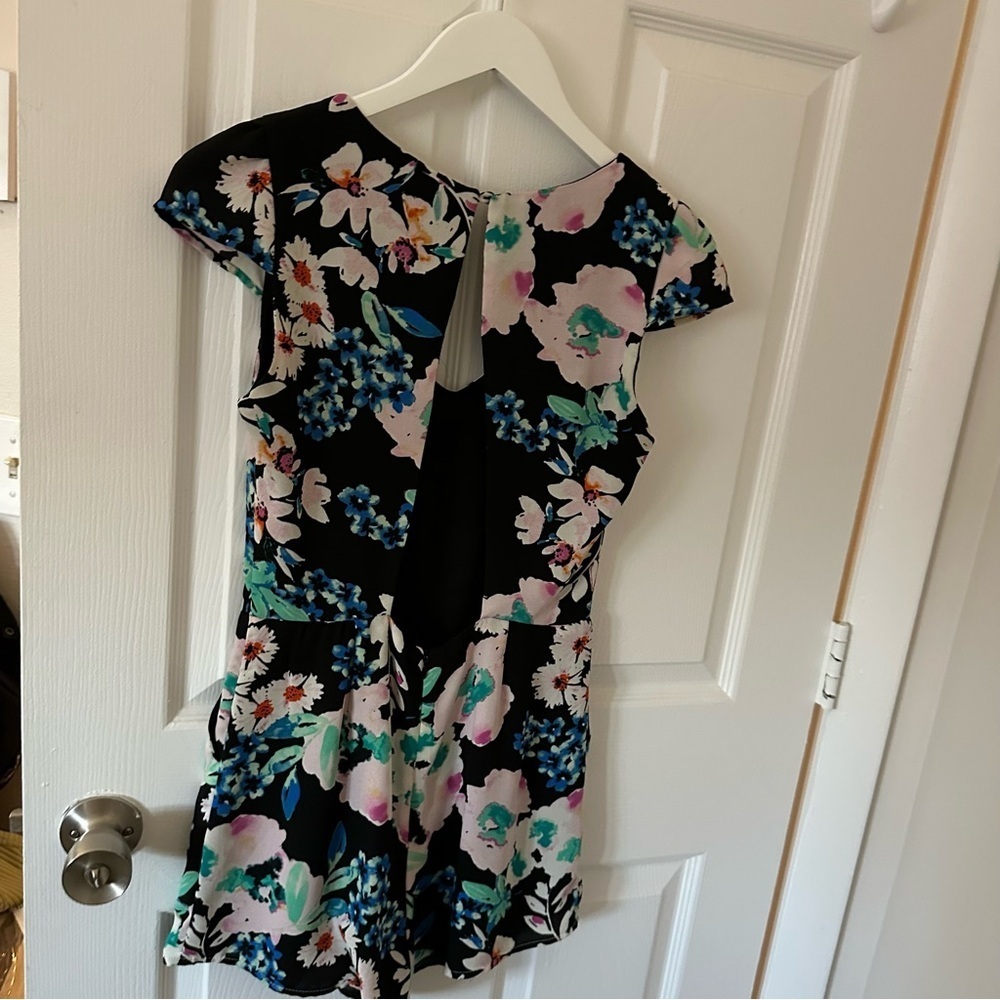 Floral Open Back Romper - Picture 5 of 9